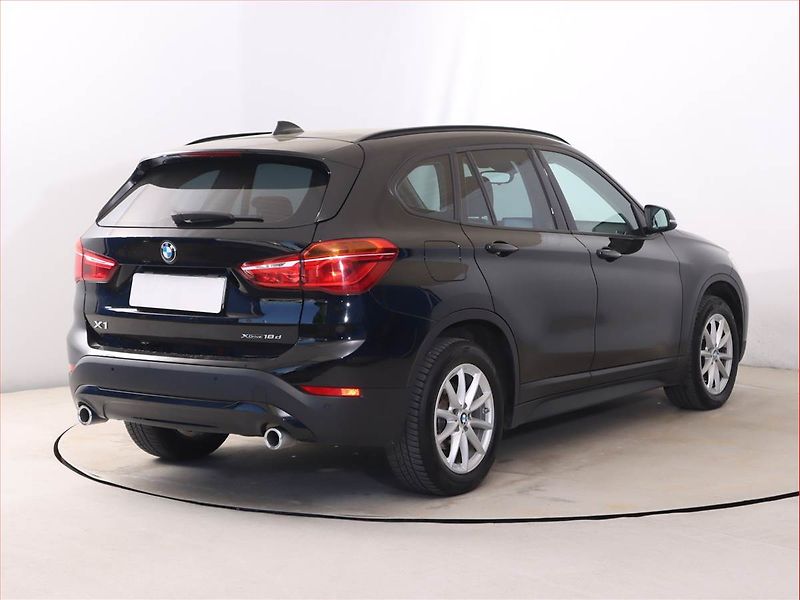 BMW X1 (2022) Advantage xDrive18d, 4X4 - fotka 5 z 23