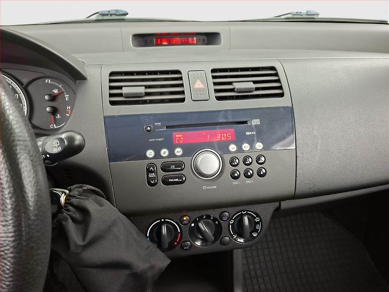 Suzuki Swift (2009) 1.3 - fotka 12 z 16