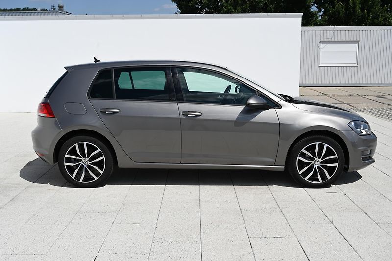 Volkswagen Golf 1.2TSI 81KW BMT rezervace - fotka 4 z 46