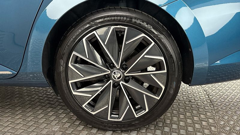 Škoda Superb 2.0 TDI L&K DSG 4x4 - fotka 19 z 35