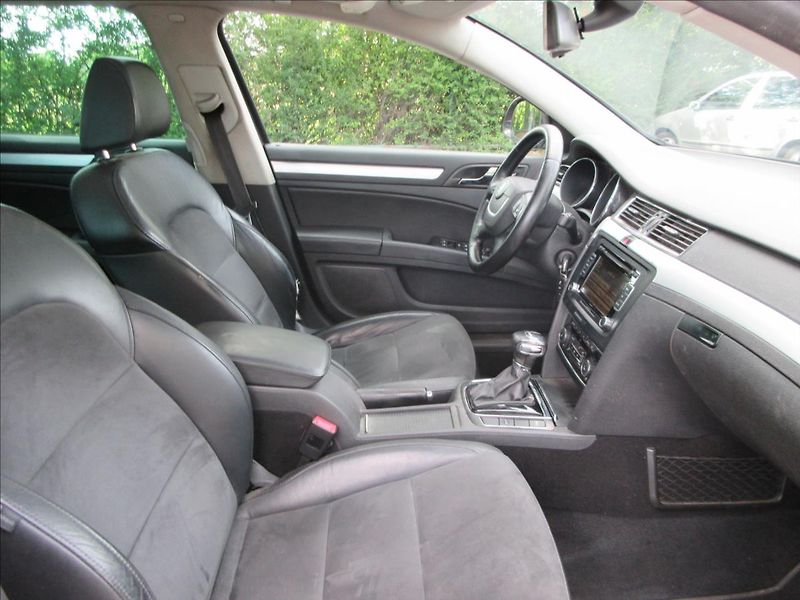 Škoda Superb 2,0 TDi Závada Přev. Panorama - fotka 13 z 30