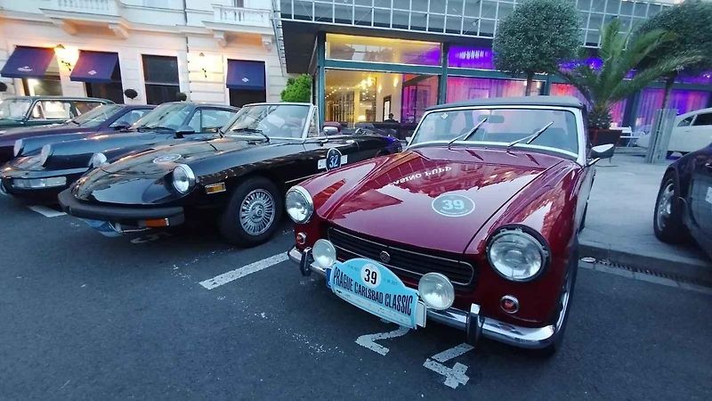 Účastníci Prague Carlsbad Classic a jejich vozy v sobotu večer před Grandhotelem Pupp.