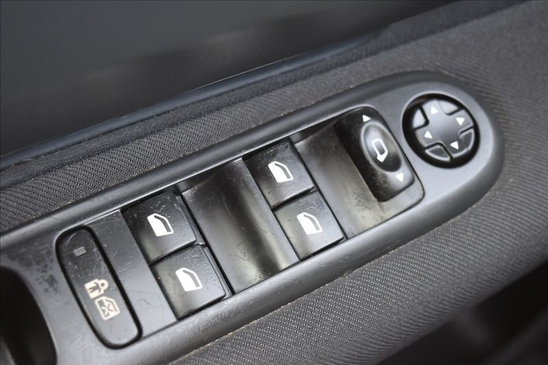 Peugeot 3008 1,6 i 88KW ALU NAVI PANORAMA - fotka 25 z 50