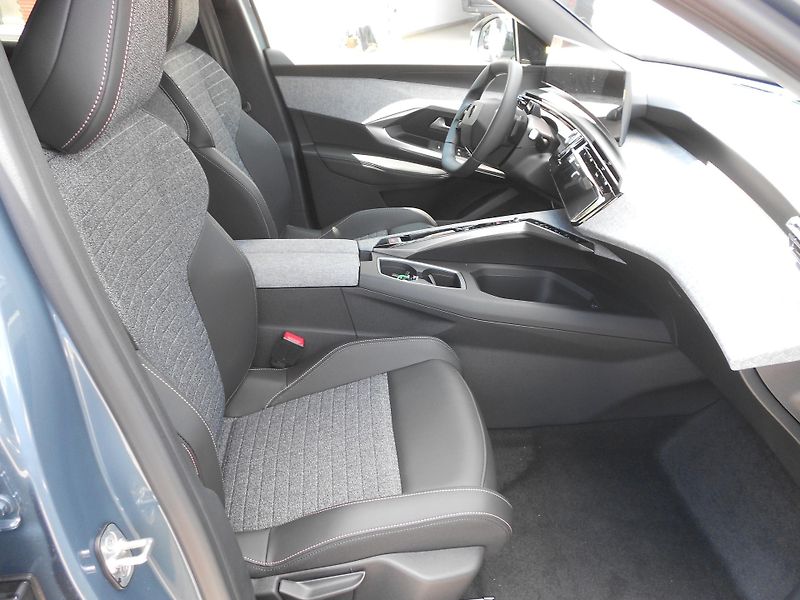 Peugeot 5008 BUSINESS Hybrid 145 e-DCS6 - fotka 7 z 9