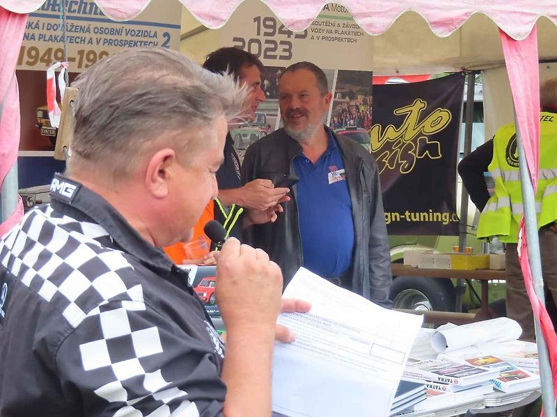 Tradiční sraz veteránů a youngtimerů na louku do Křenovic u Bernartic na Písecku v sobotu 12. července přilákal desítky veteránských nadšenců.