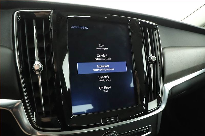 Volvo V90 (2019) Cross Country - fotka 9 z 21