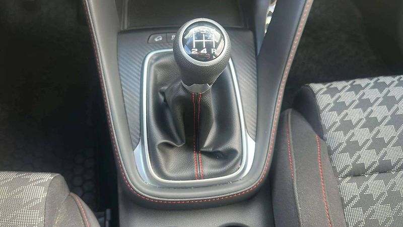 MG ZS Essential 1,5 78kW MT5/1512 - fotka 15 z 20
