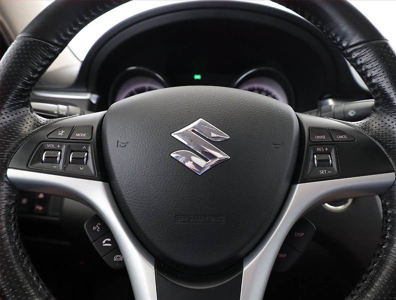 Suzuki Kizashi (2014) 2.4 VVT, Serv.kniha, Xenony - fotka 8 z 16