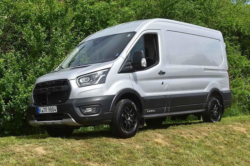 Ford Transit Trail v plné jízdě na nezpevněné komunikaci