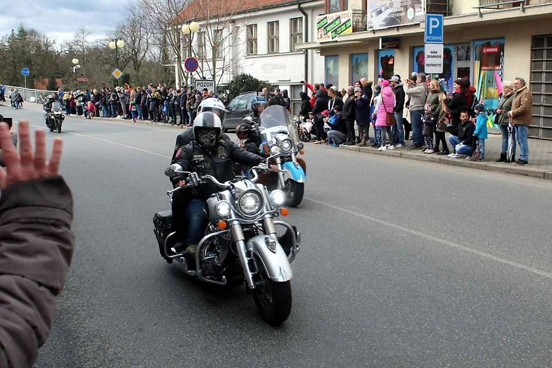 Z příjezdu spanilé jízdy motocyklů do Poděbrad.