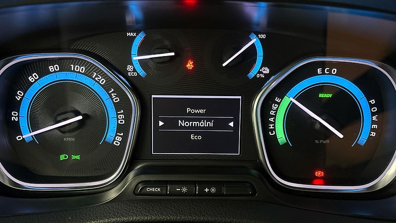 Citroën SpaceTourer 75 kWh AUT Shine - fotka 27 z 29