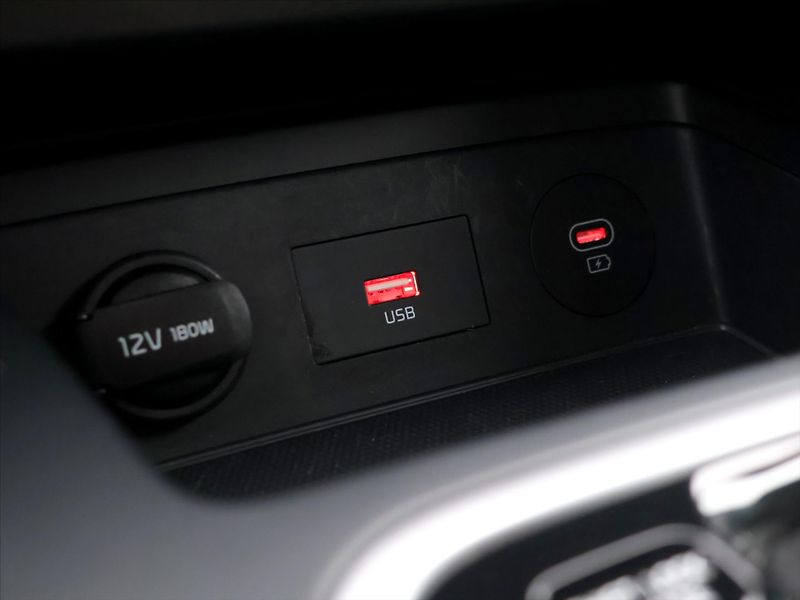 Kia Ceed SW 1,5 T-GDI 117kW GT-Line CZ DPH - fotka 27 z 38