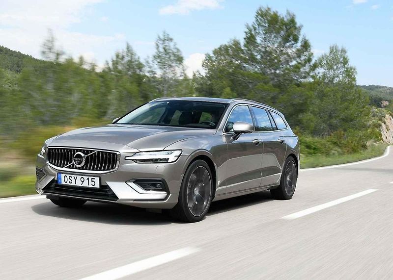 V Praze kromě elektromobilů zaparkují zdarma už jen hybridy do zásuvky.