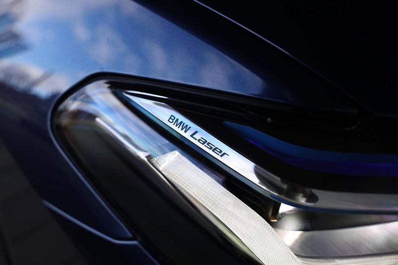 BMW Řada 5 M550i xDrive - fotka 20 z 30