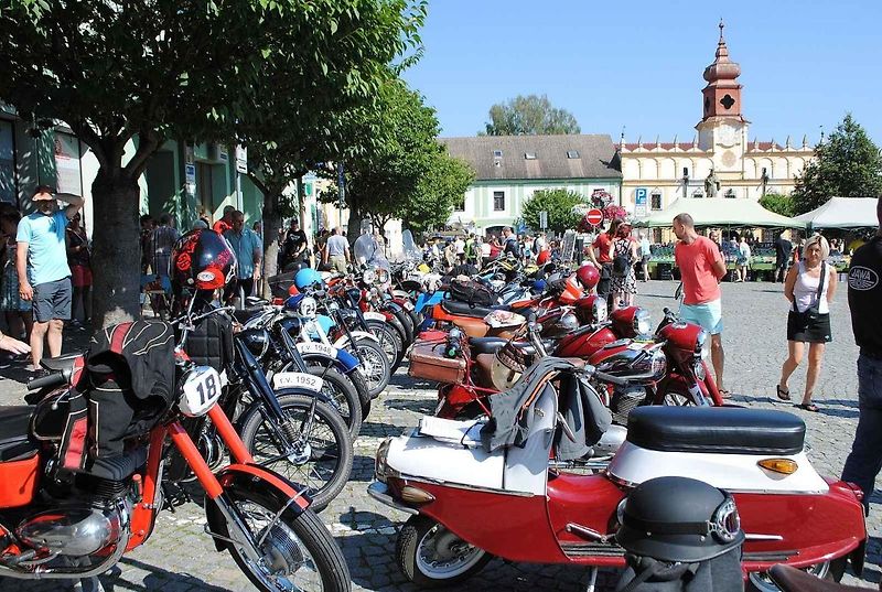 Veterány se sjely do Veselí nad Lužnicí na Selské Baroko 2023.