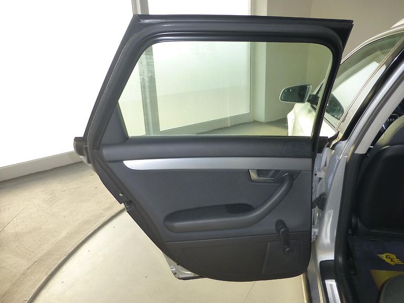 Audi A4 (2006) 1,6I**DIGIKLIMA**ALU**TAŽNÉ - fotka 13 z 25