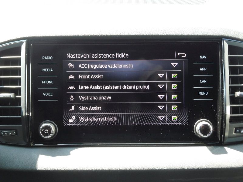 Škoda Karoq (2025) SportLine 2,0 TSI 140kW DSG 4x - fotka 17 z 29