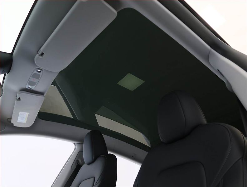 Tesla Model Y (2023) RWD LFP 60kWh, SoH 98% - fotka 18 z 32