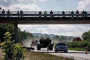První armádní výcvik přesunu tanků Leopard 2A4 na dálnici D35.