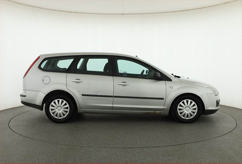 Ford Focus (2005) 1.6 TDCi, Klima, levný provoz - fotka 6 z 12