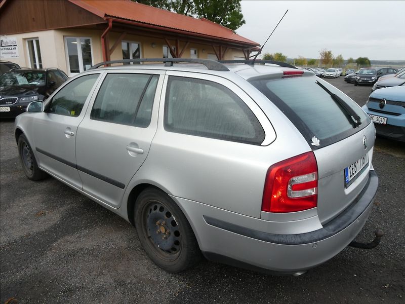 Škoda Octavia 1,6 FSi 85kW závěs, 2x kola - fotka 5 z 25