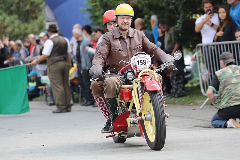 Na akci Jízda do vrchu a výstava historických vozidel se představilo na tři sta automobilů a motocyklů.