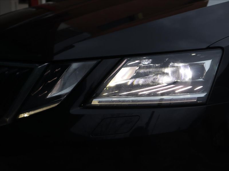 Škoda Octavia 2,0 TDi DSG Style ACC LED - fotka 35 z 41