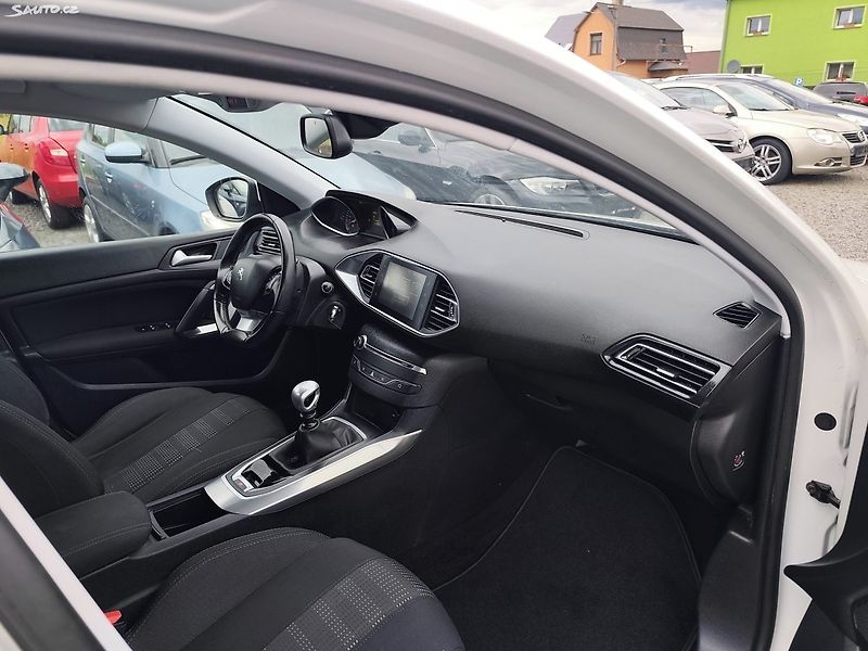 Peugeot 308 (2015) - fotka 26 z 40