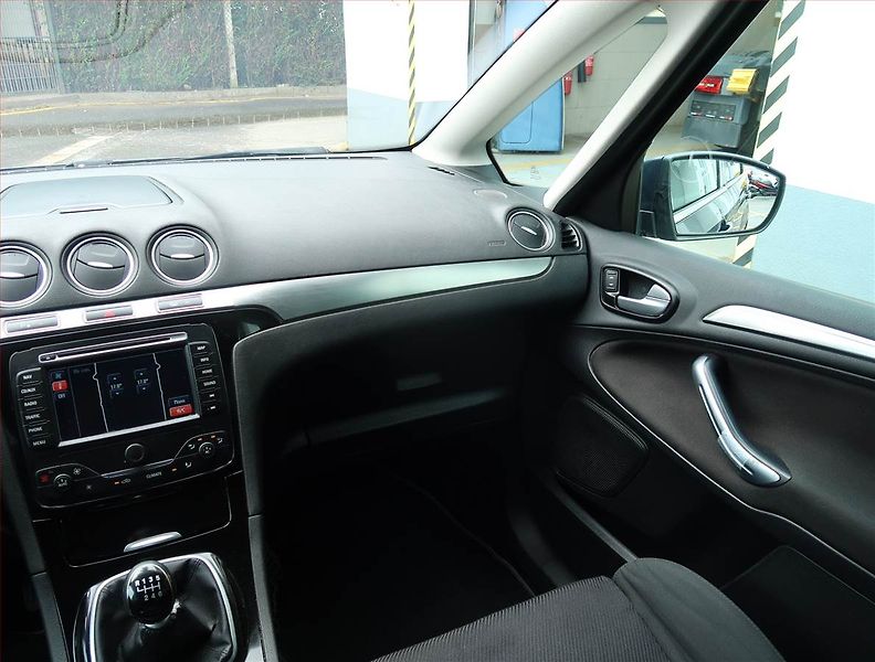 Ford S-MAX (2012) 2.0 TDCi, 7 míst, Navi - fotka 8 z 21
