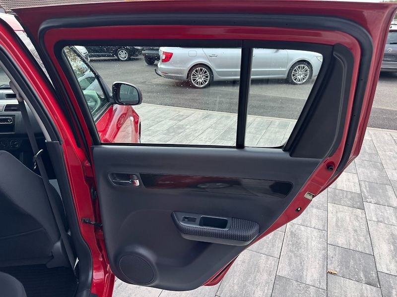 Suzuki Swift (2009) 1,3 i 66 Kw 4x4 - fotka 22 z 28