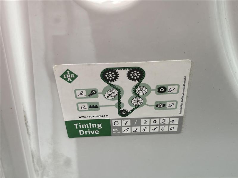 Volkswagen Golf 2,0 TDi 110kW CUP,Navi,Výhřev - fotka 21 z 40