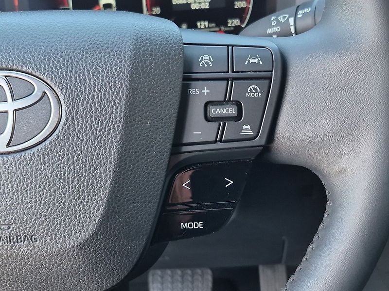 Toyota C-HR (2025) 2.0 HEV AWD Executive - fotka 14 z 29