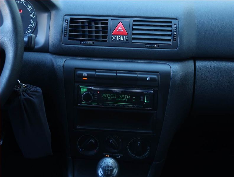 Škoda Octavia (2007) 1.6, ČR,1.maj, Serv.kniha - fotka 12 z 14