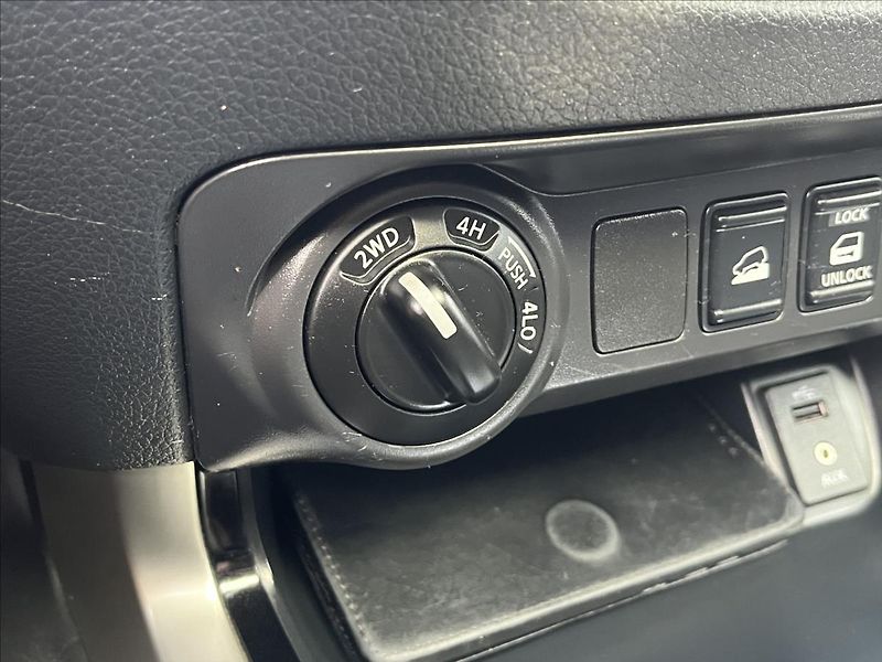Nissan Navara 2,3 dCi  Tekna NP300 AT - fotka 18 z 39