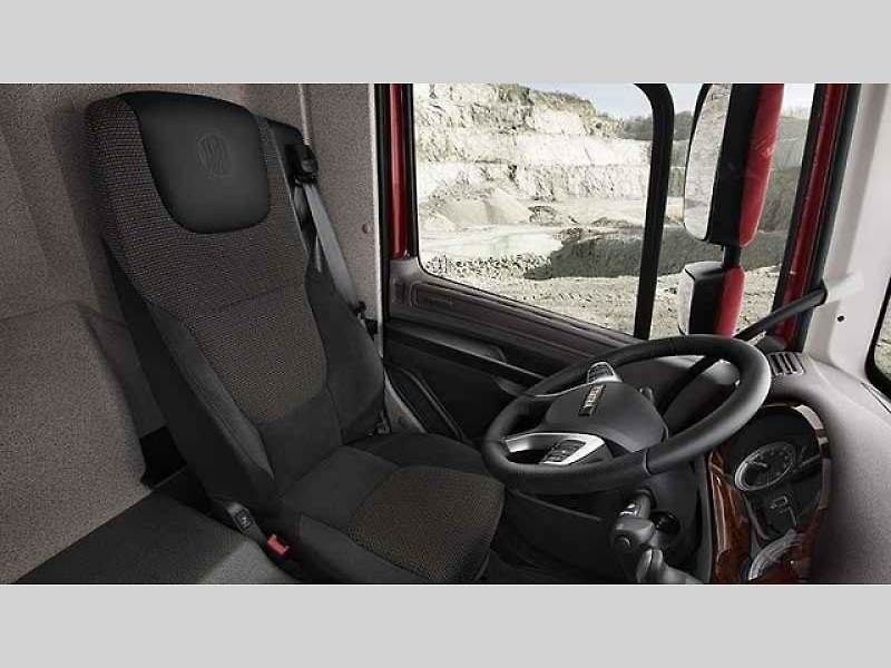 Tatra Force 8x8 – vozidlo pro přepravu potrubí.