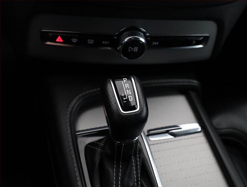 Volvo XC90 (2019) R-Design D5 AWD - fotka 11 z 21