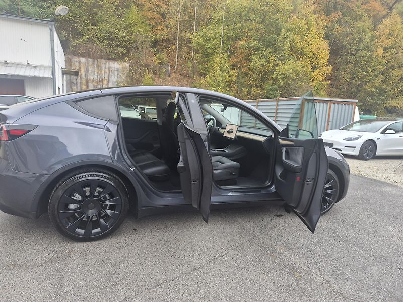 Tesla Model Y RWD 220kw TZ SOH 93,6 % - fotka 17 z 49