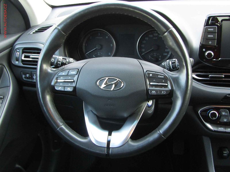 Hyundai i30 (2021) 1.6 CRDi, 1.maj,ČR, LED - fotka 13 z 22