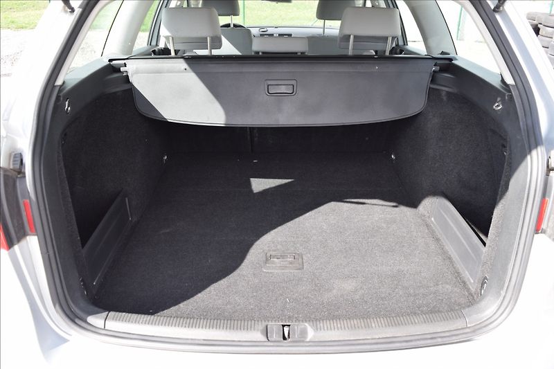 Volkswagen Passat 1,6 i 75KW PO SERVISE - fotka 14 z 41