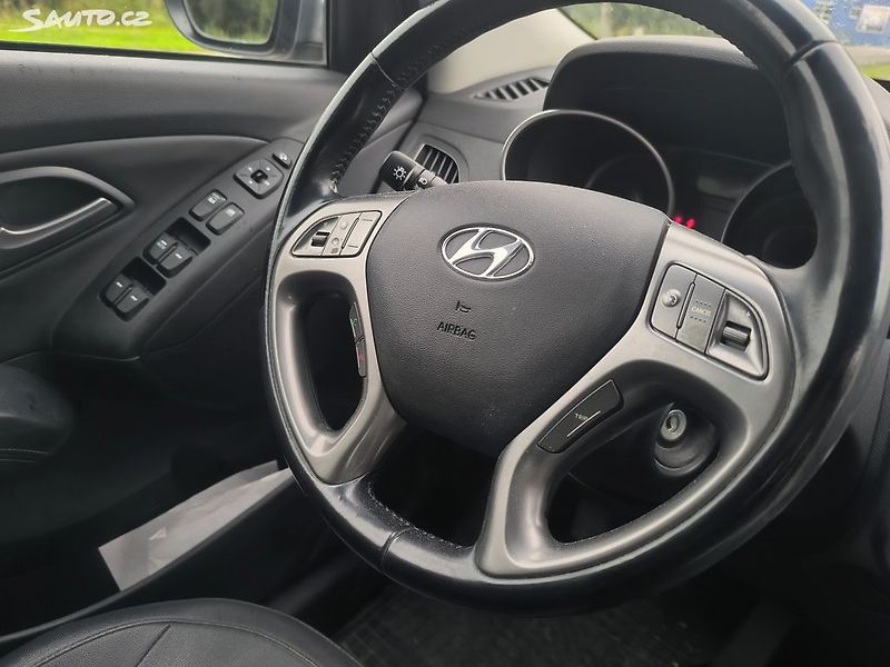 Hyundai ix35 2.0D4X4,70KM,MAX VÝBAVA,KRÁSNÝ - fotka 17 z 31