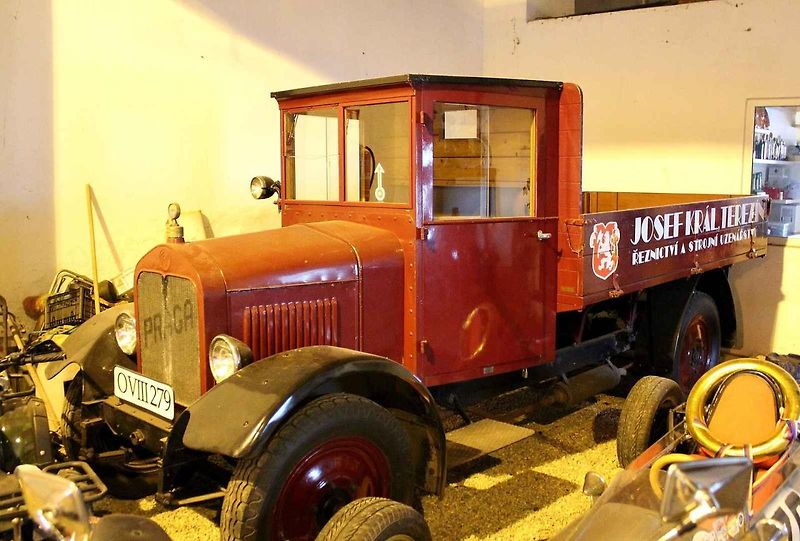 Poutač před muzeem v podobě obrněného transportéru.