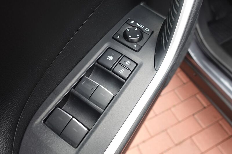 Toyota RAV4 2,5 PHEV Plug-in Comfort 4x4 - fotka 10 z 35
