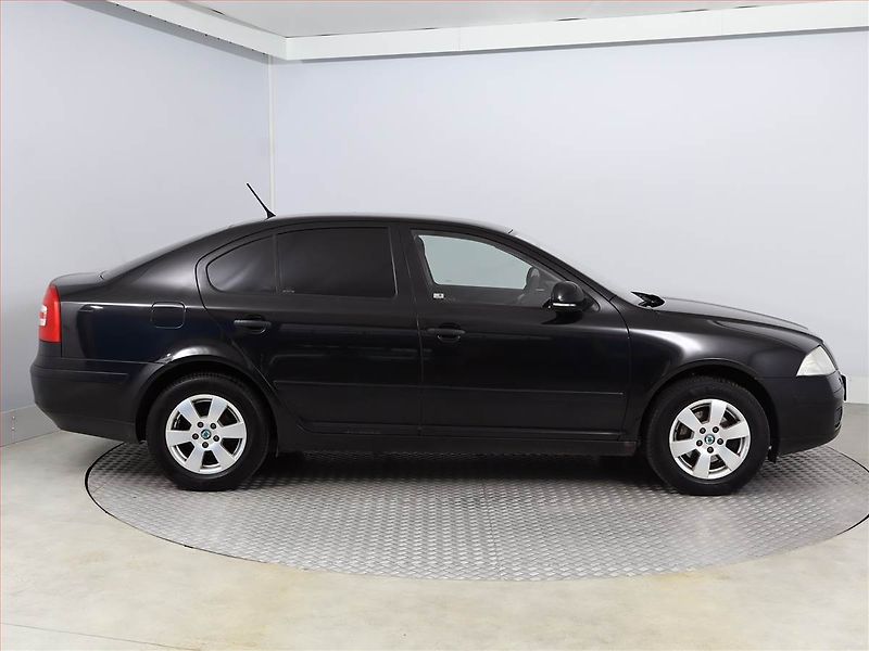 Škoda Octavia (2011) Ambiente 1.6, po STK, Tažné - fotka 6 z 11