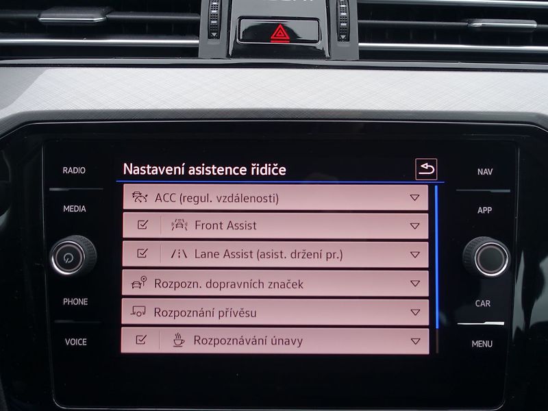Volkswagen Passat 2.0 TDi LED SVĚTLA, ACC, DSG - fotka 15 z 38