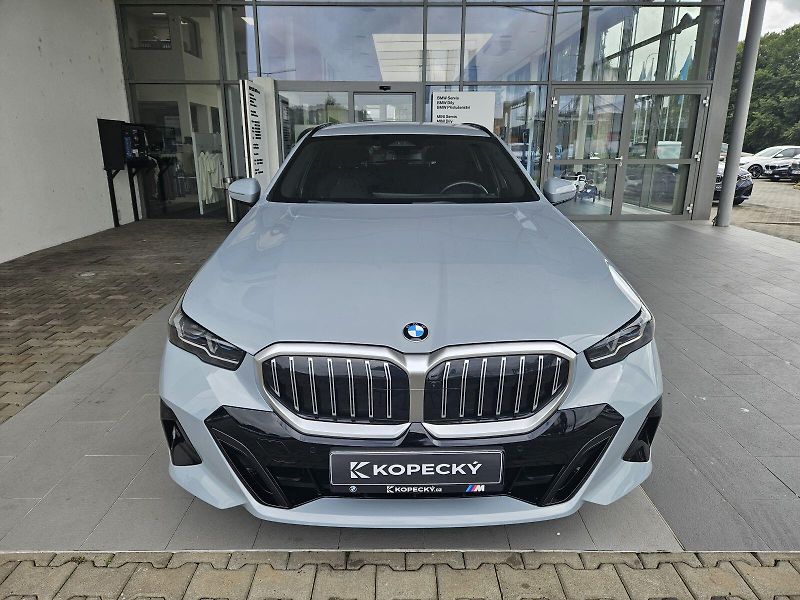 BMW Řada 5 520d xDrive Touring M Sport - fotka 2 z 23