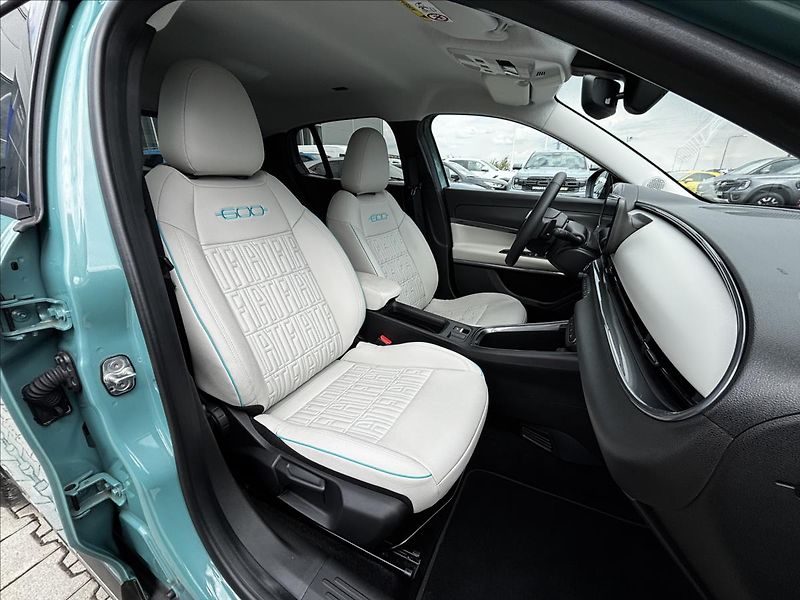 Fiat 600 1,2 Hybrid 100kW La Prima - fotka 16 z 39