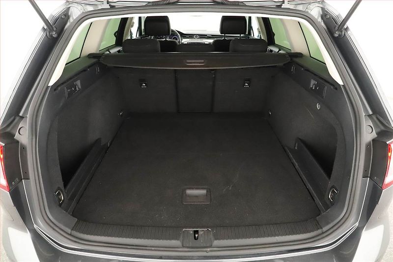 Volkswagen Passat (2016) 2.0 TDI, Serv.kniha, Navi - fotka 17 z 18