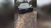 McLaren 720S v terénu.