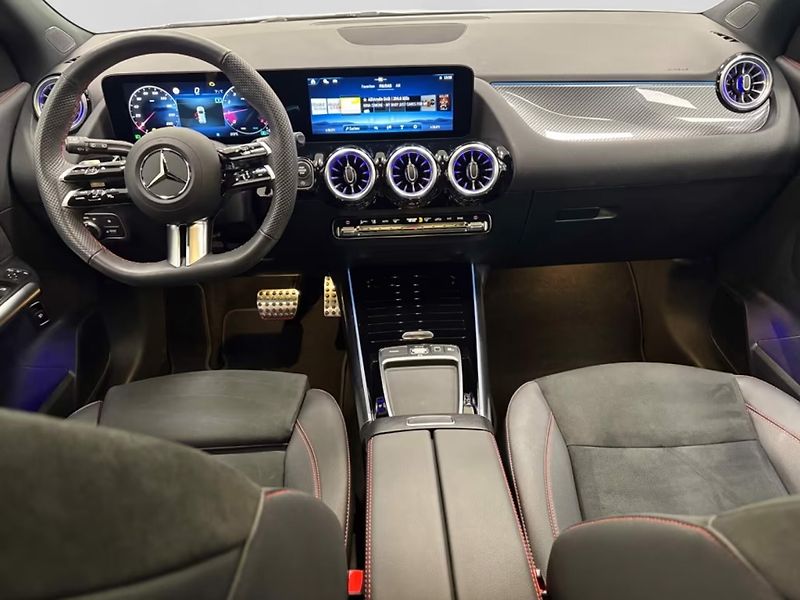 Mercedes-Benz GLA 180 AMG Kamera Keyless Ambient - fotka 13 z 16