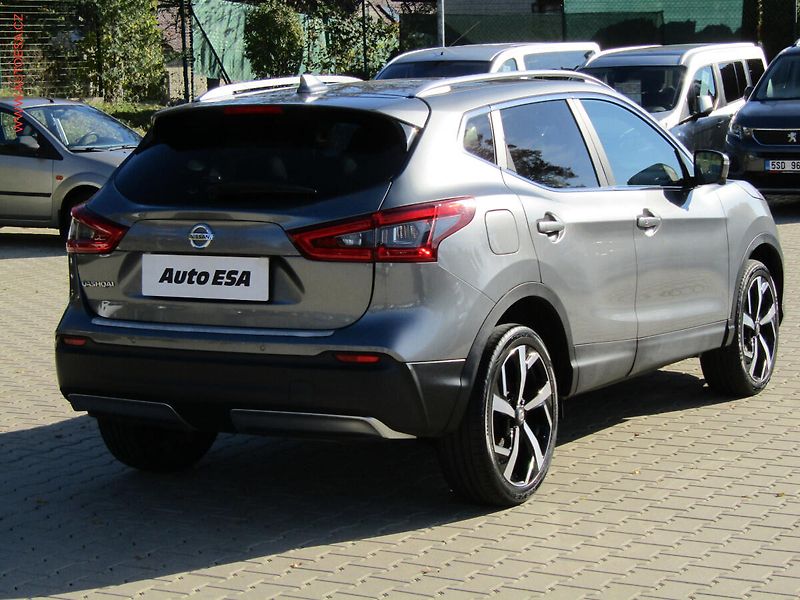 Nissan Qashqai (2017) 1.6dCi, ČR, Tekna, AT, panor - fotka 4 z 17